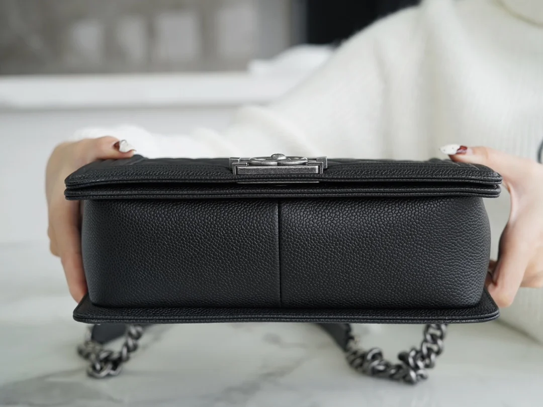 샤넬 보이백 미디엄 블랙 은장 캐비어