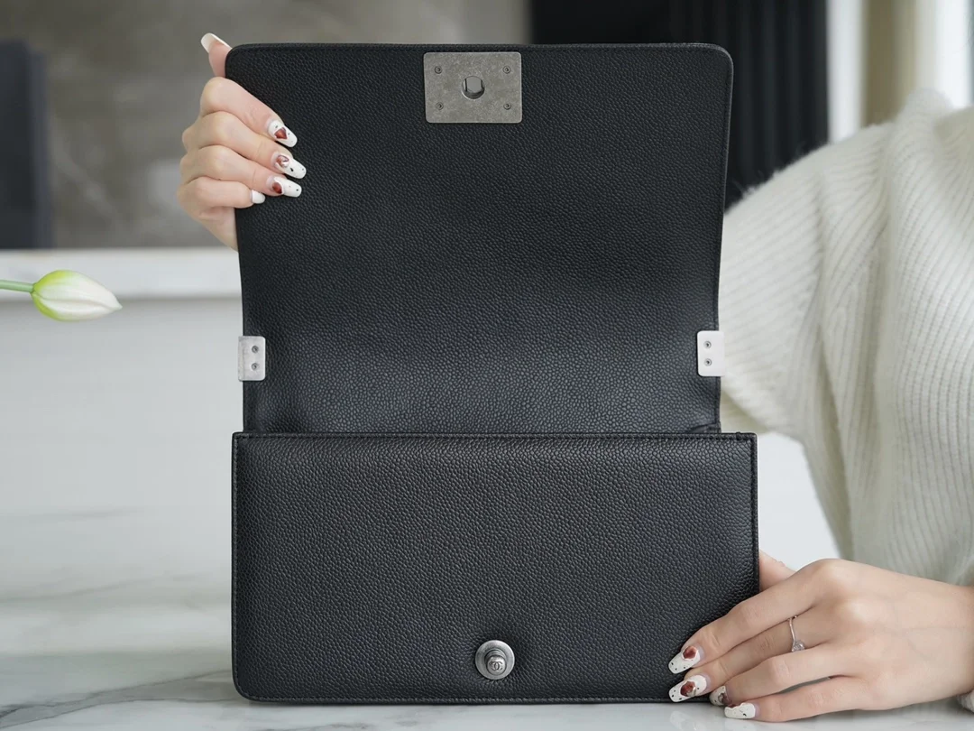 샤넬 보이백 미디엄 블랙 은장 캐비어