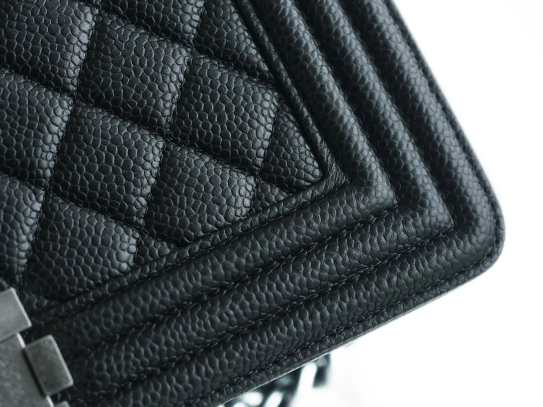 샤넬 보이백 미디엄 블랙 은장 캐비어