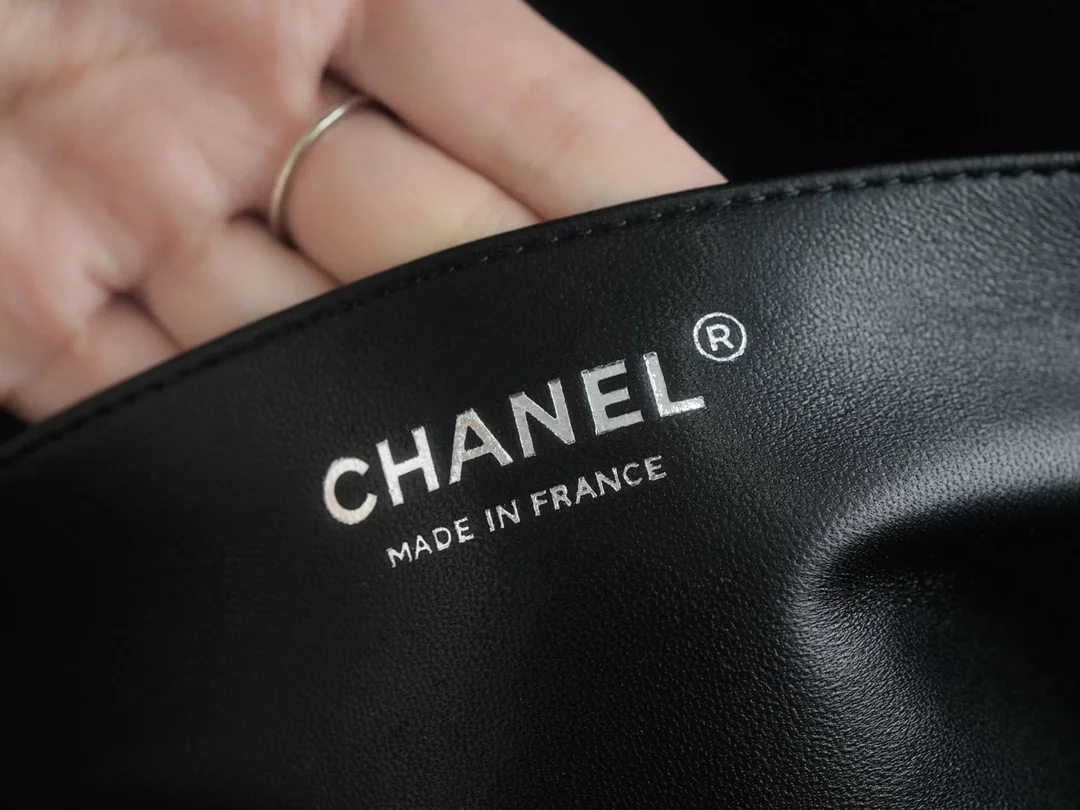 샤넬 보이백 미디엄 블랙 은장 캐비어