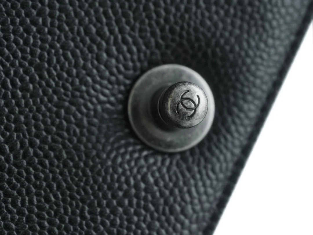 샤넬 보이백 미디엄 블랙 은장 캐비어