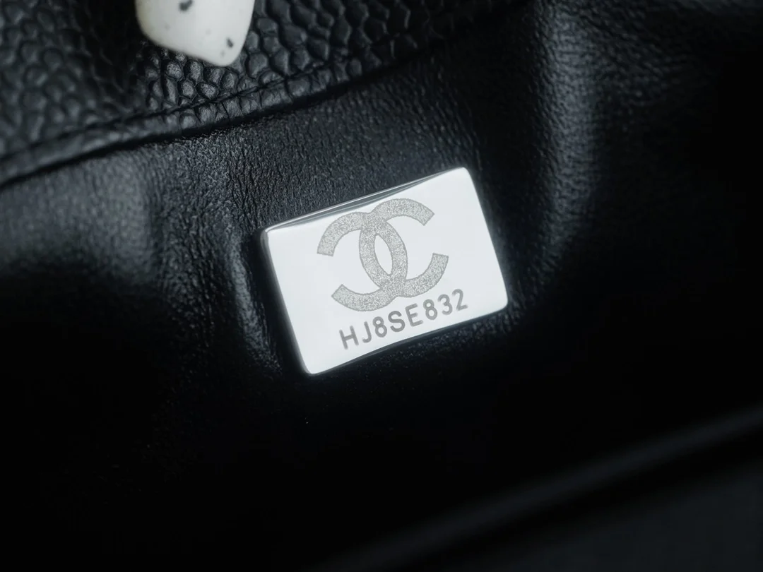 샤넬 보이백 미디엄 블랙 은장 캐비어