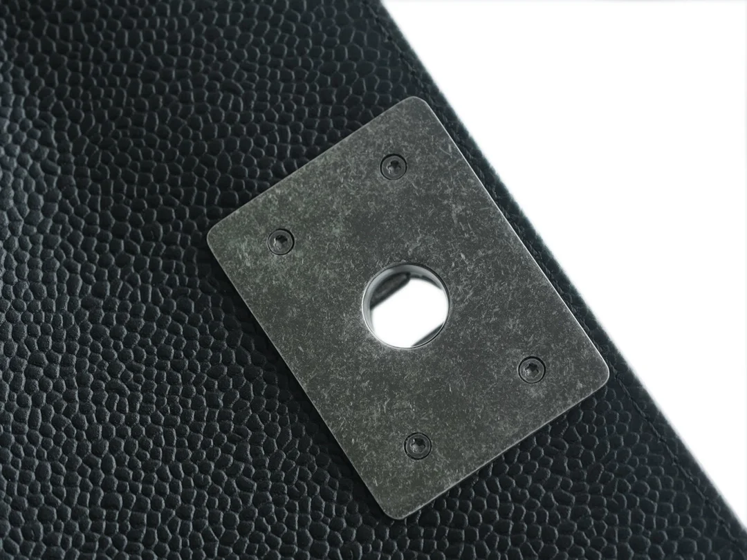 샤넬 보이백 미디엄 블랙 은장 캐비어