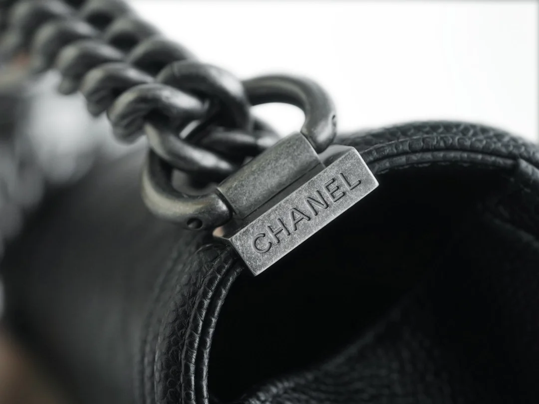 샤넬 보이백 미디엄 블랙 은장 캐비어