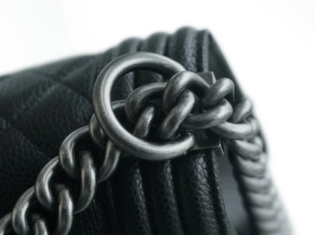 샤넬 보이백 미디엄 블랙 은장 캐비어