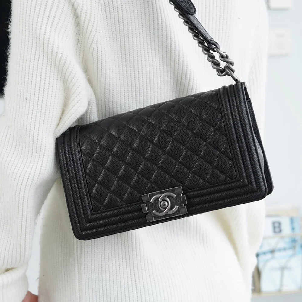 샤넬 보이백 미디엄 블랙 은장 캐비어