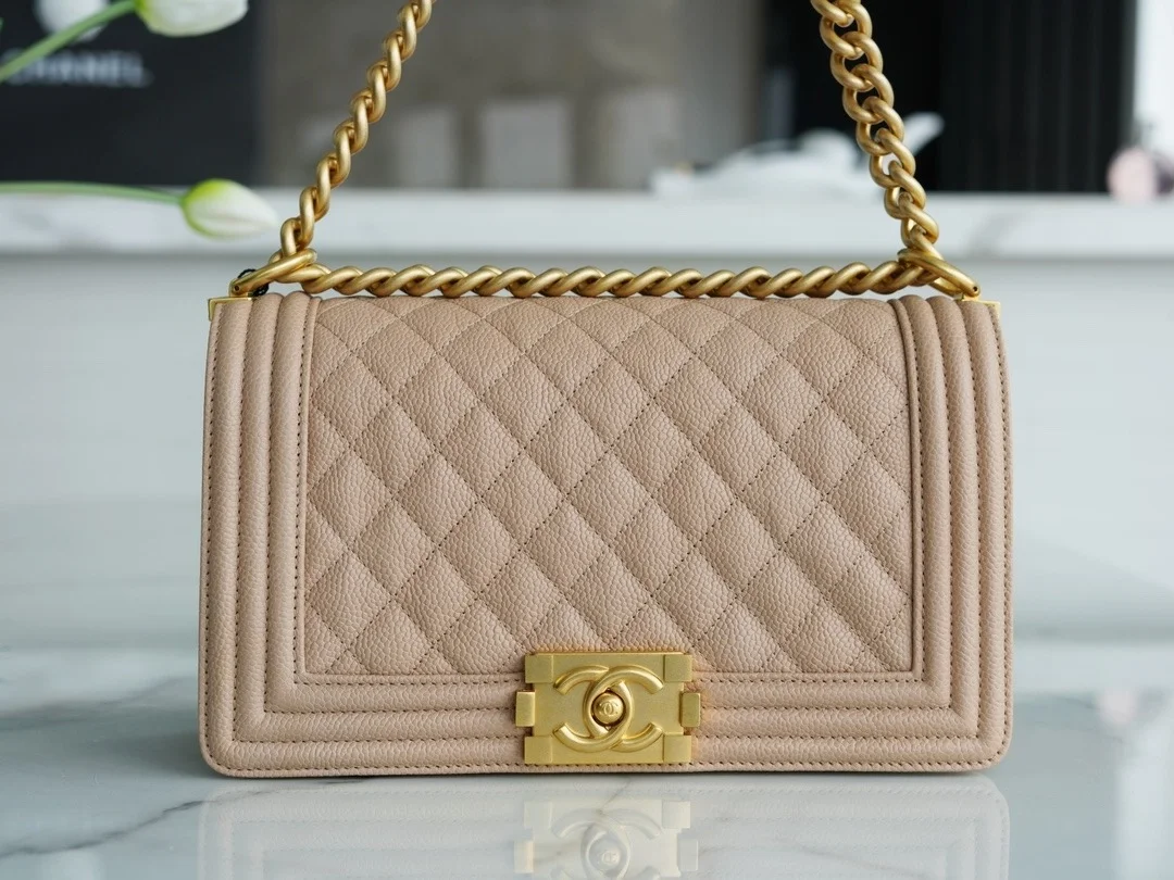 샤넬 보이백 미디엄 베이지 금장 캐비어