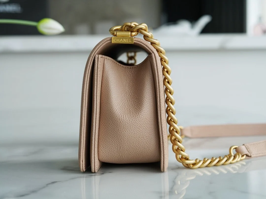 샤넬 보이백 미디엄 베이지 금장 캐비어