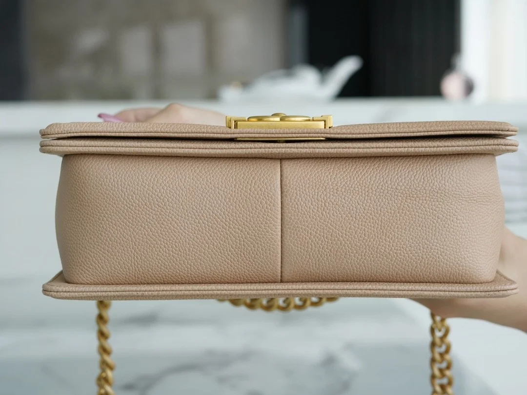 샤넬 보이백 미디엄 베이지 금장 캐비어