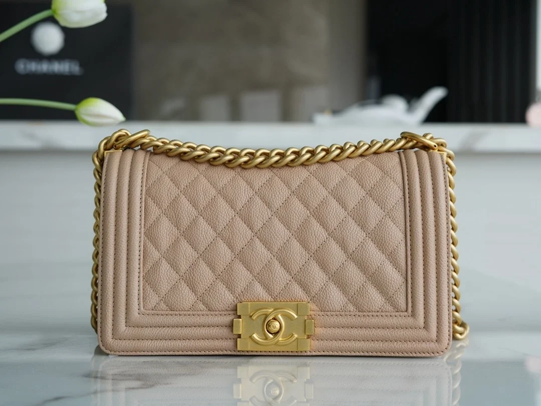 샤넬 보이백 미디엄 베이지 금장 캐비어