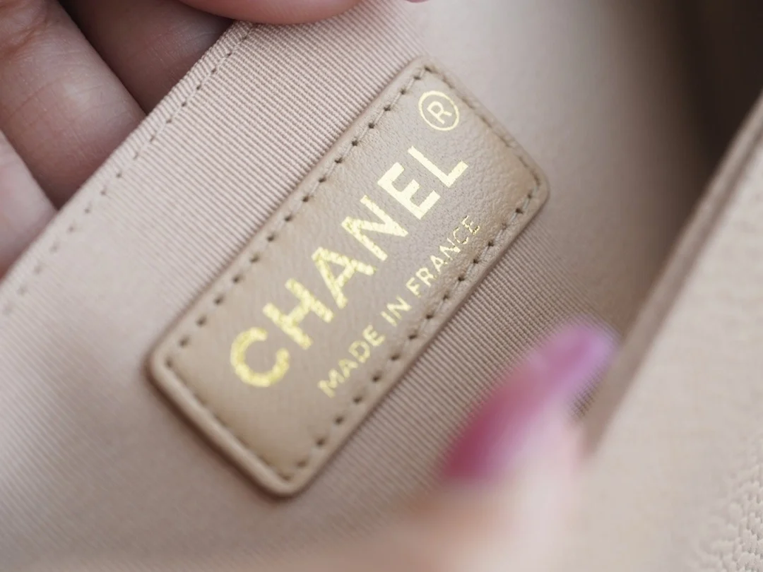 샤넬 보이백 미디엄 베이지 금장 캐비어