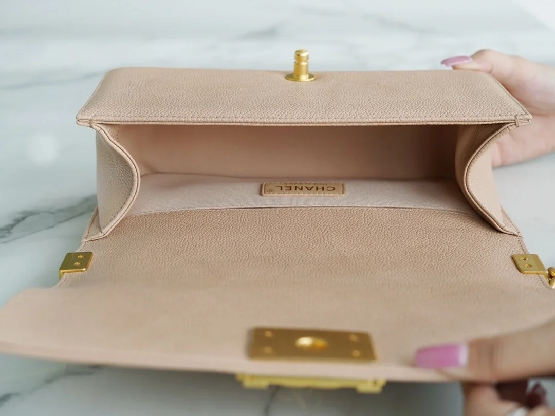 샤넬 보이백 미디엄 베이지 금장 캐비어