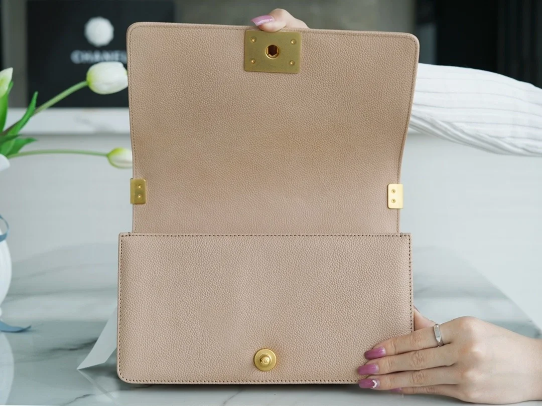 샤넬 보이백 미디엄 베이지 금장 캐비어