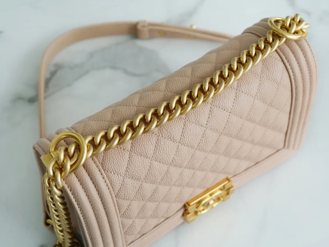 샤넬 보이백 미디엄 베이지 금장 캐비어