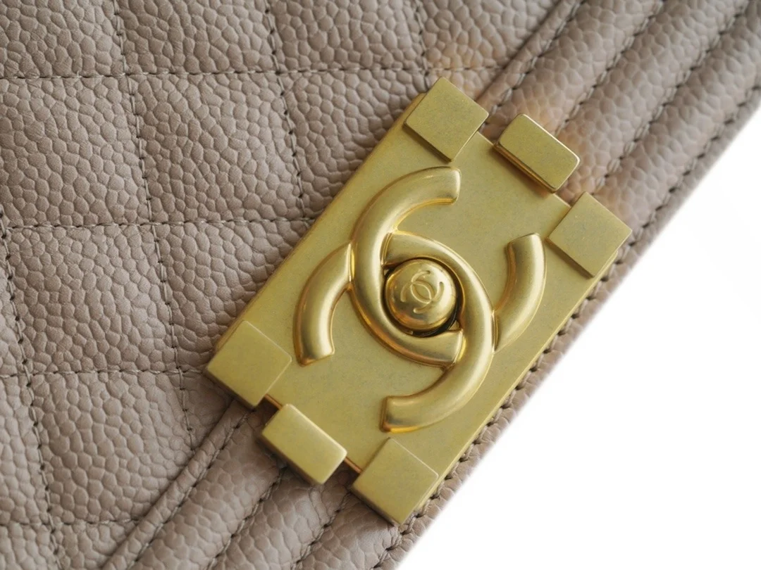 샤넬 보이백 미디엄 베이지 금장 캐비어