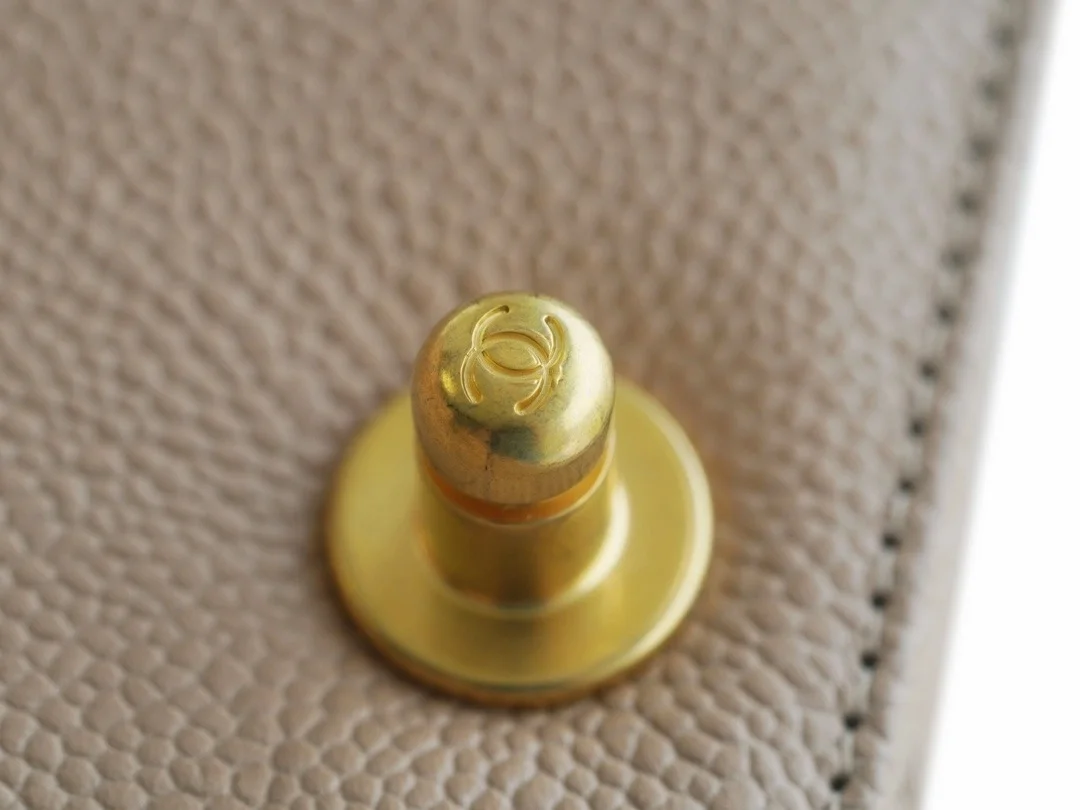 샤넬 보이백 미디엄 베이지 금장 캐비어