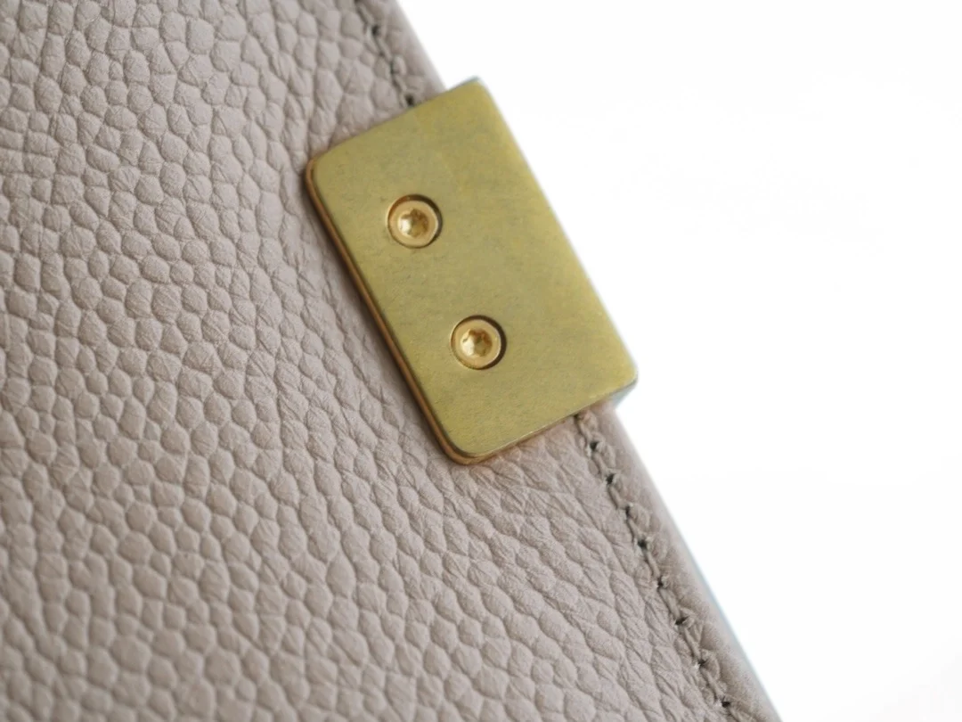 샤넬 보이백 미디엄 베이지 금장 캐비어