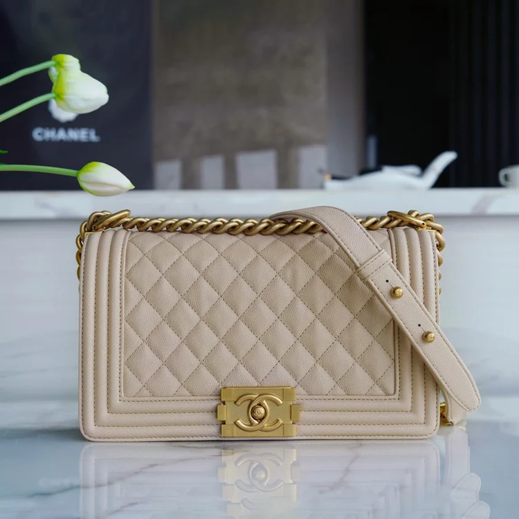 샤넬 보이백 미디엄 라이트 베이지 금장 캐비어