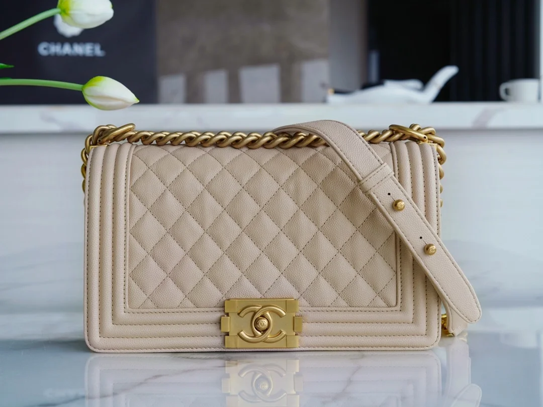 샤넬 보이백 미디엄 라이트 베이지 금장 캐비어
