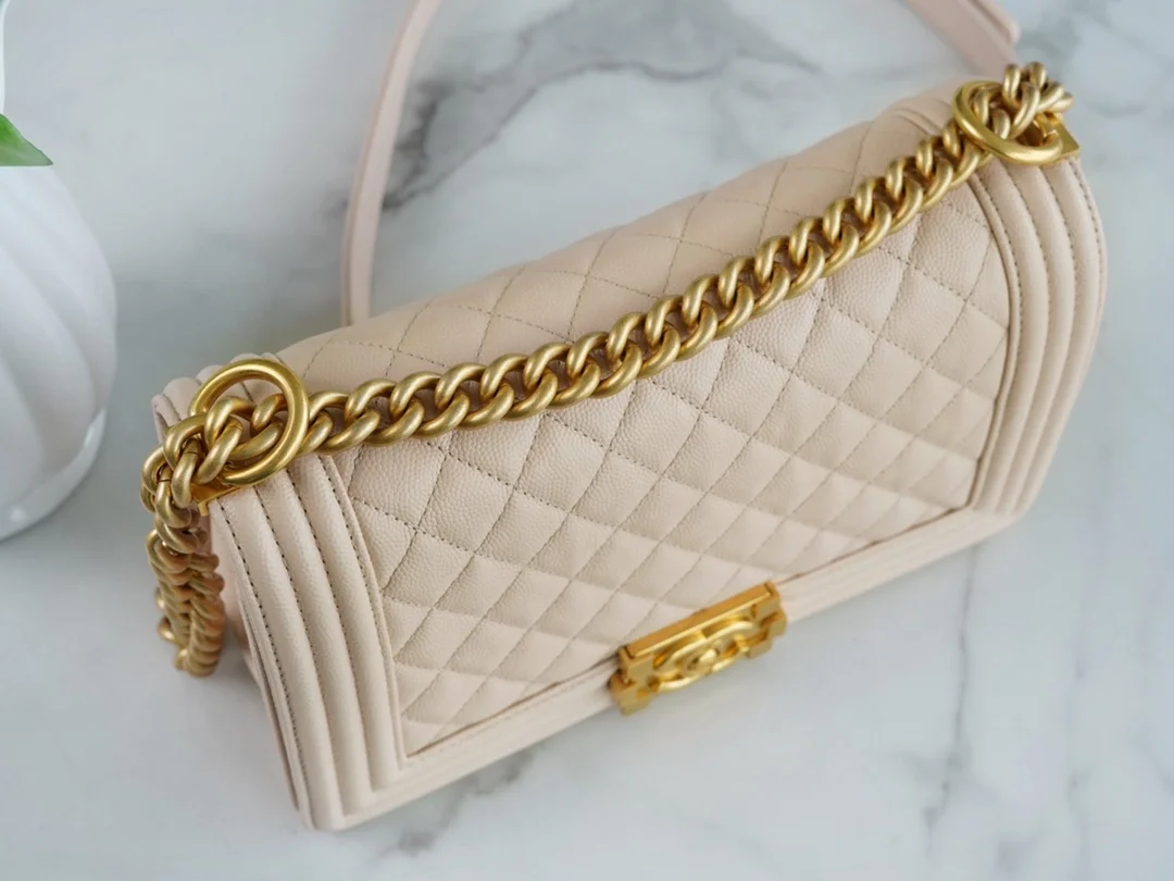 샤넬 보이백 미디엄 라이트 베이지 금장 캐비어