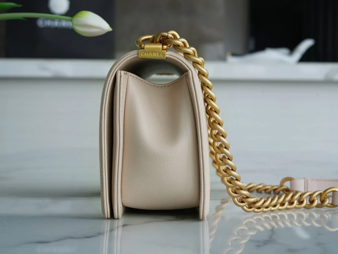 샤넬 보이백 미디엄 라이트 베이지 금장 캐비어