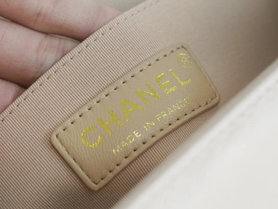 샤넬 보이백 미디엄 라이트 베이지 금장 캐비어