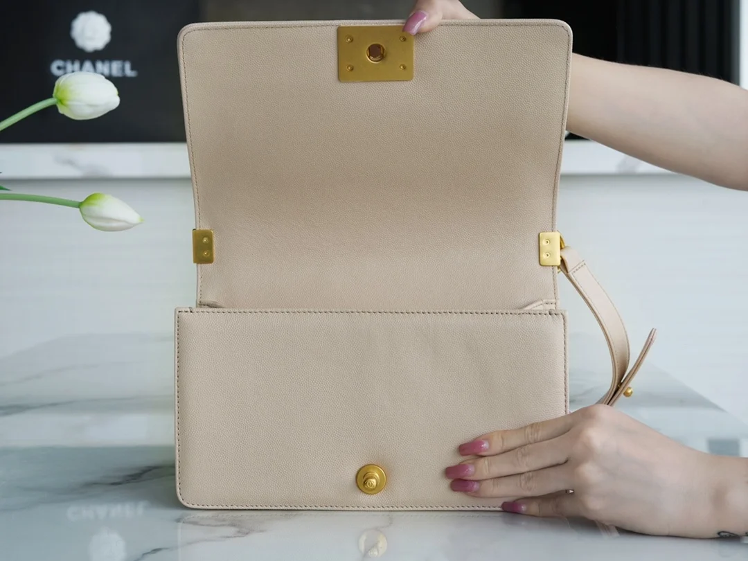 샤넬 보이백 미디엄 라이트 베이지 금장 캐비어