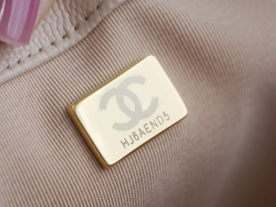 샤넬 보이백 미디엄 라이트 베이지 금장 캐비어