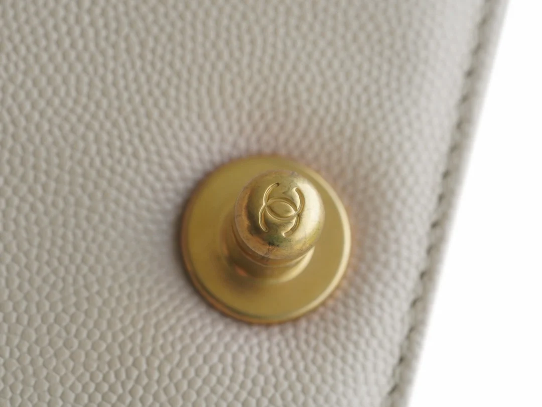 샤넬 보이백 미디엄 라이트 베이지 금장 캐비어