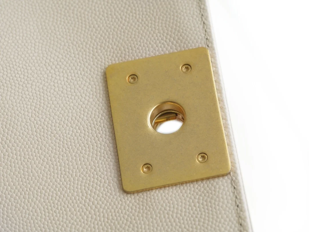 샤넬 보이백 미디엄 라이트 베이지 금장 캐비어