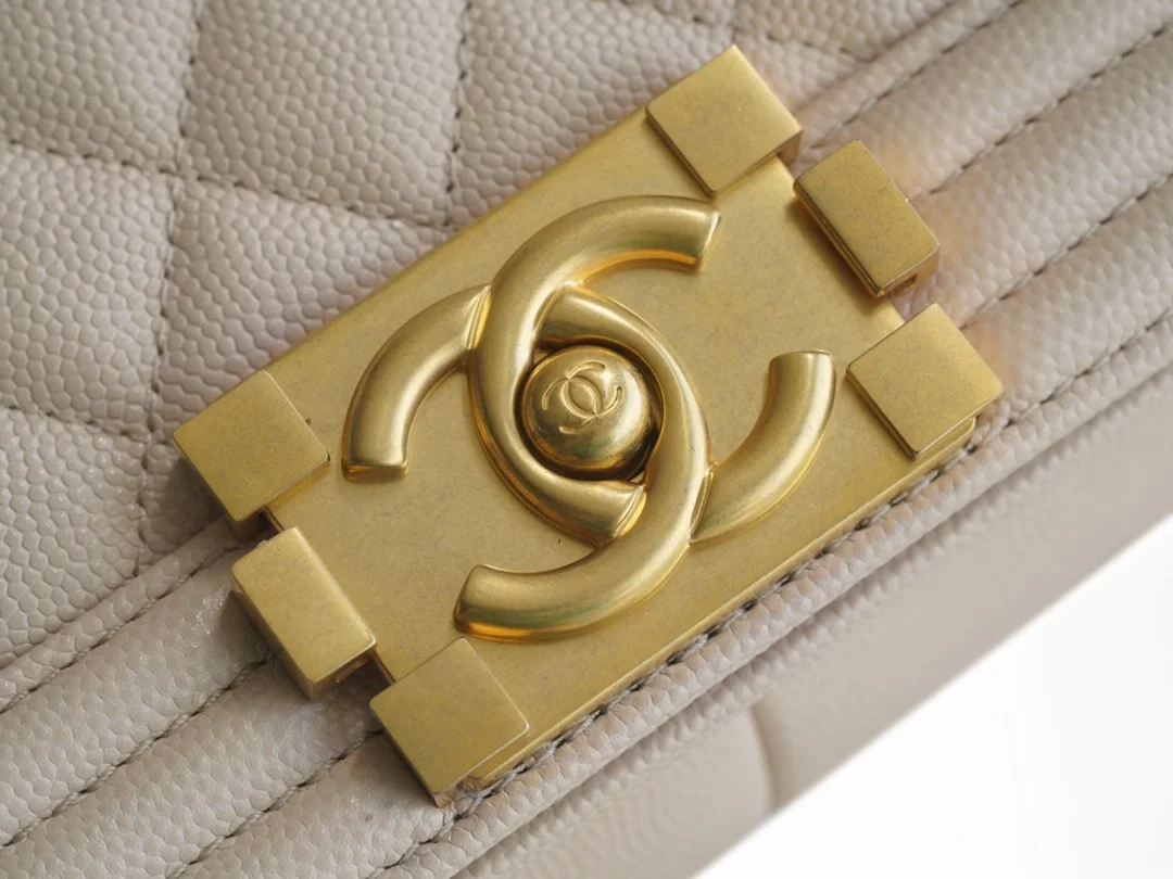 샤넬 보이백 미디엄 라이트 베이지 금장 캐비어