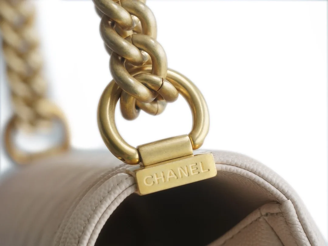 샤넬 보이백 미디엄 라이트 베이지 금장 캐비어