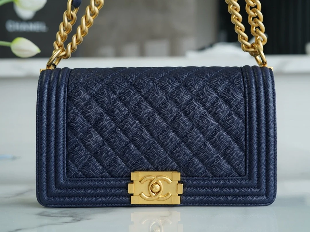 샤넬 보이백 미디엄 다크 블루 금장 캐비어
