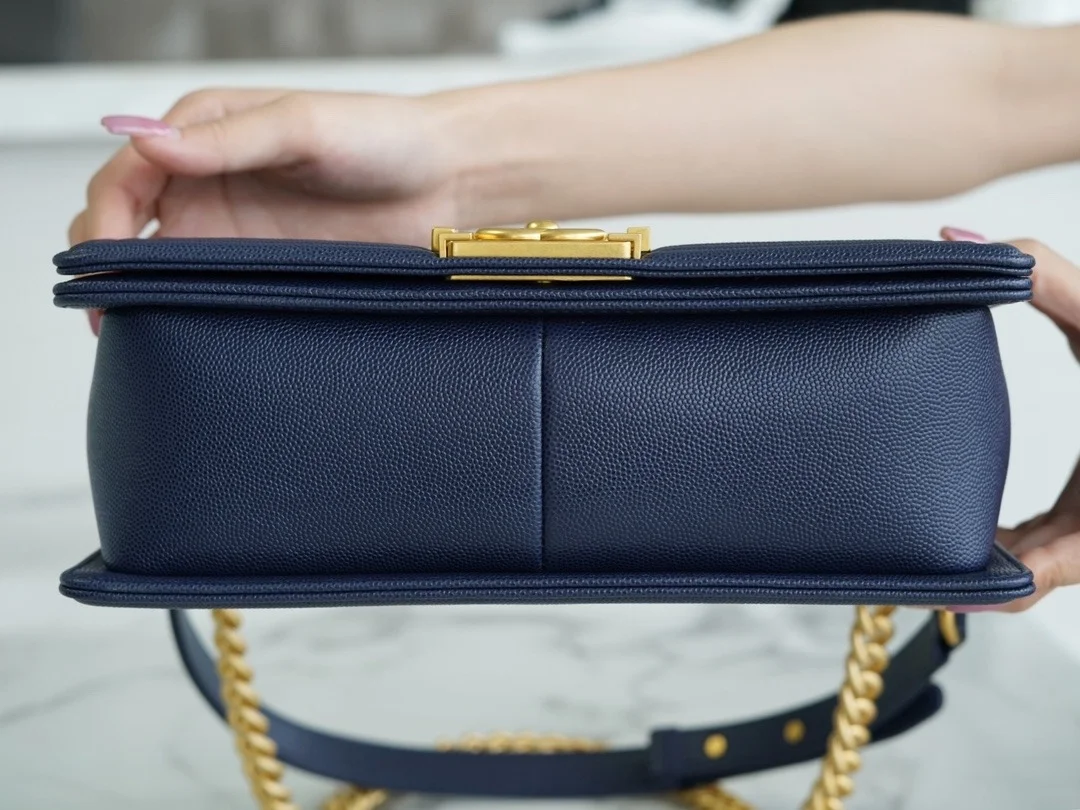 샤넬 보이백 미디엄 다크 블루 금장 캐비어