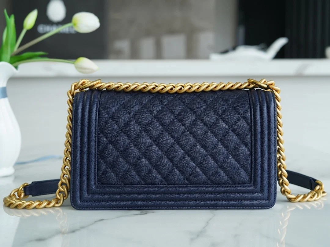 샤넬 보이백 미디엄 다크 블루 금장 캐비어