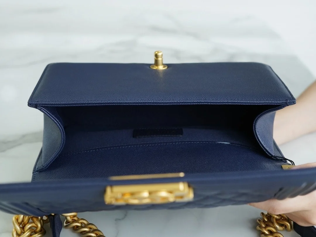샤넬 보이백 미디엄 다크 블루 금장 캐비어