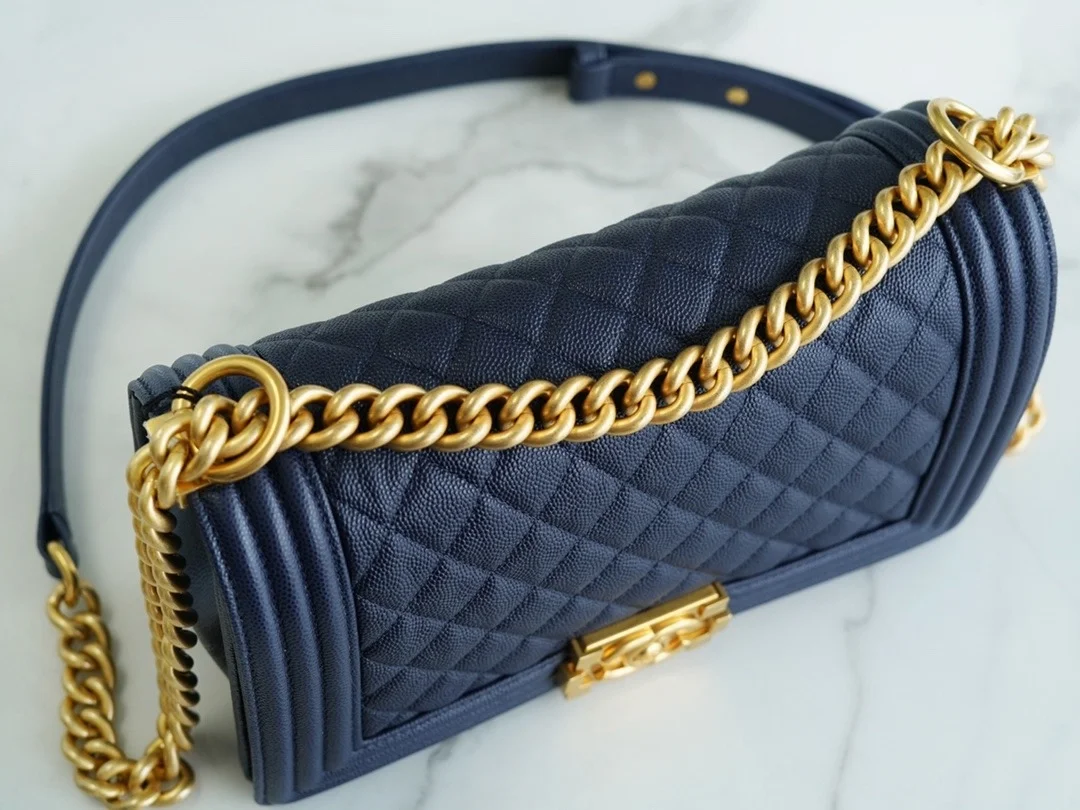 샤넬 보이백 미디엄 다크 블루 금장 캐비어