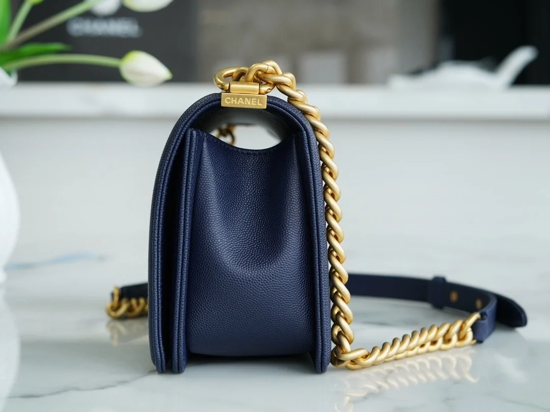 샤넬 보이백 미디엄 다크 블루 금장 캐비어