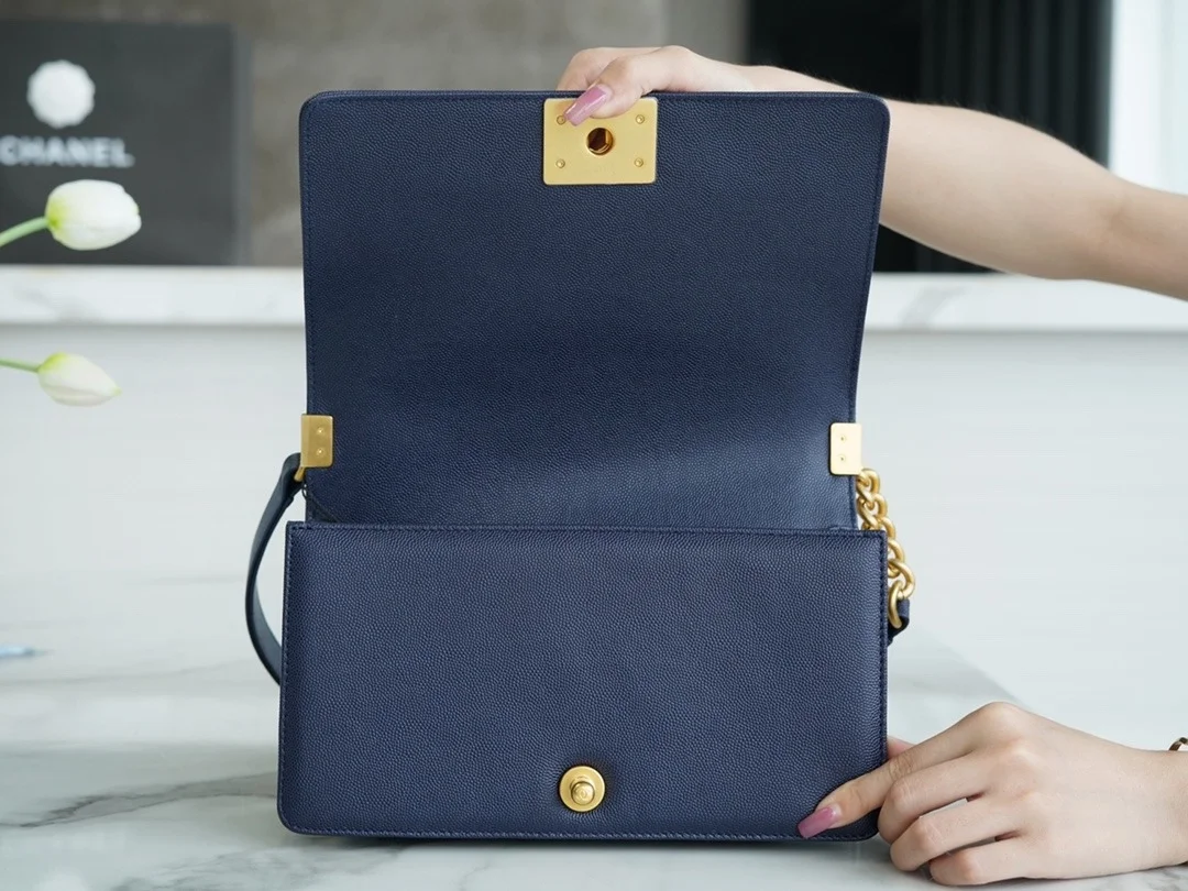 샤넬 보이백 미디엄 다크 블루 금장 캐비어
