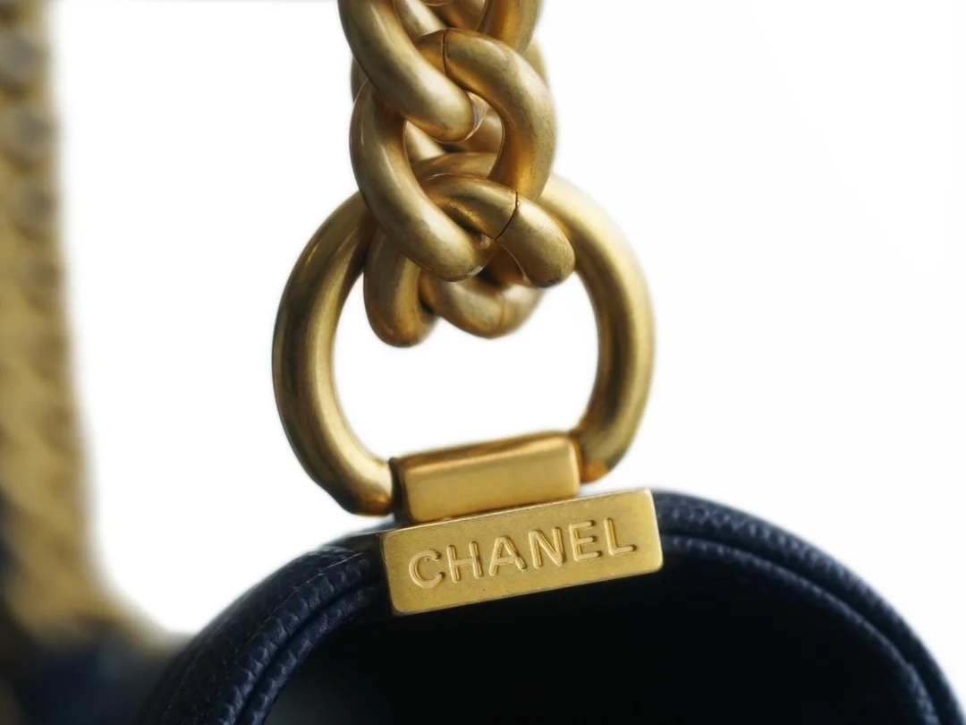 샤넬 보이백 미디엄 다크 블루 금장 캐비어
