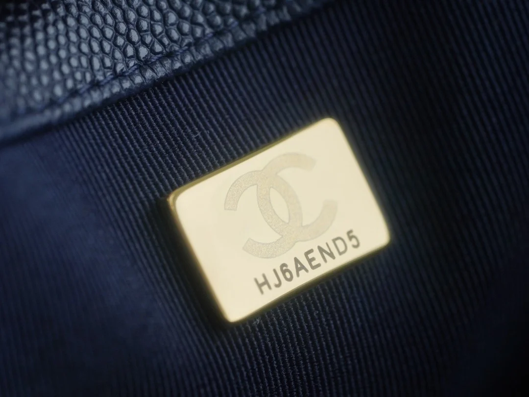 샤넬 보이백 미디엄 다크 블루 금장 캐비어