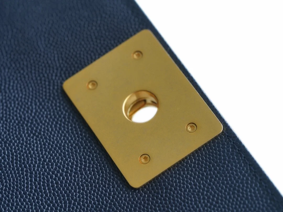 샤넬 보이백 미디엄 다크 블루 금장 캐비어