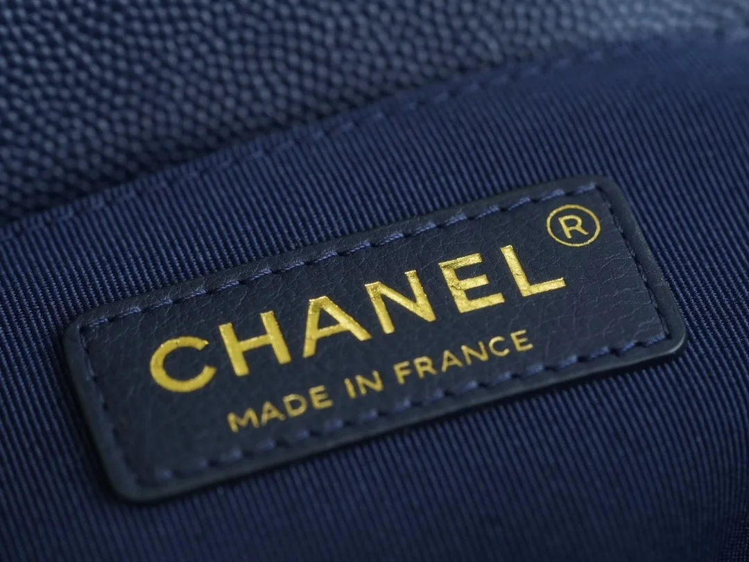 샤넬 보이백 미디엄 다크 블루 금장 캐비어