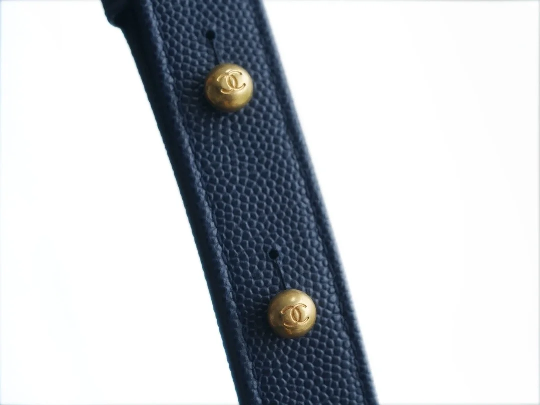 샤넬 보이백 미디엄 다크 블루 금장 캐비어