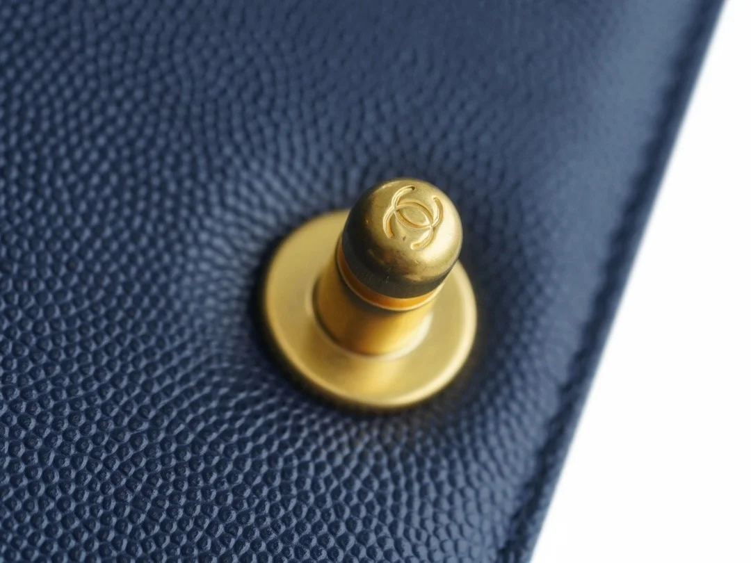 샤넬 보이백 미디엄 다크 블루 금장 캐비어