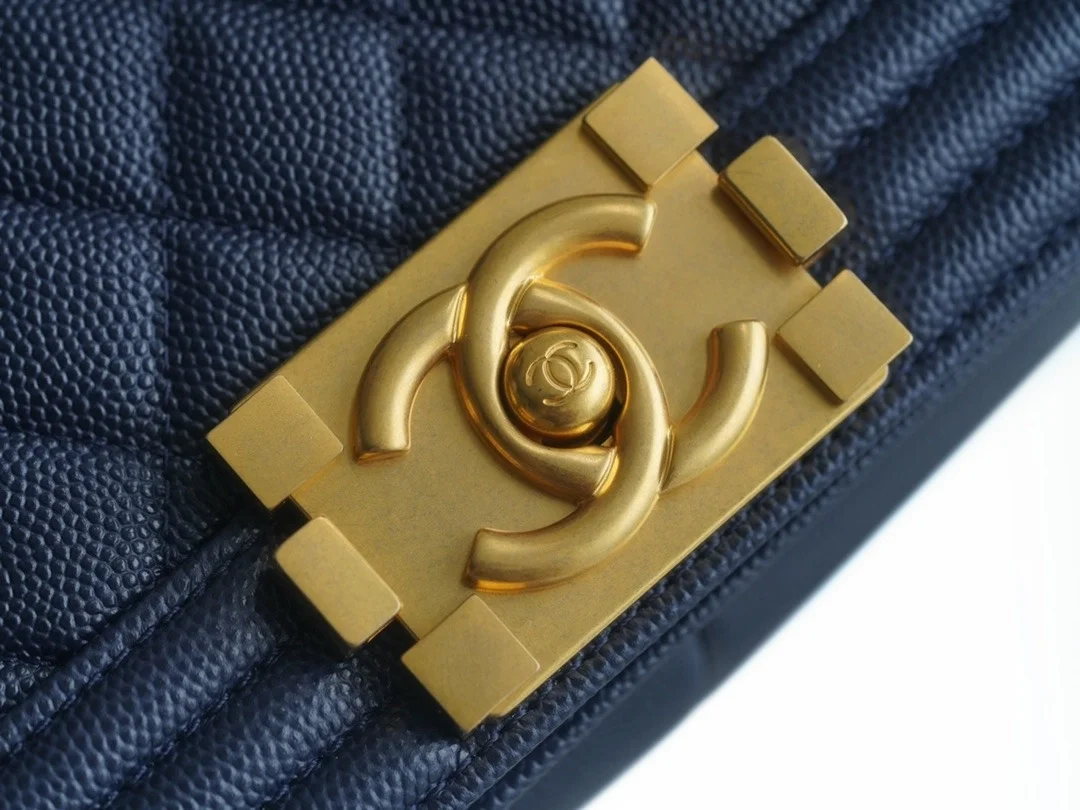 샤넬 보이백 미디엄 다크 블루 금장 캐비어