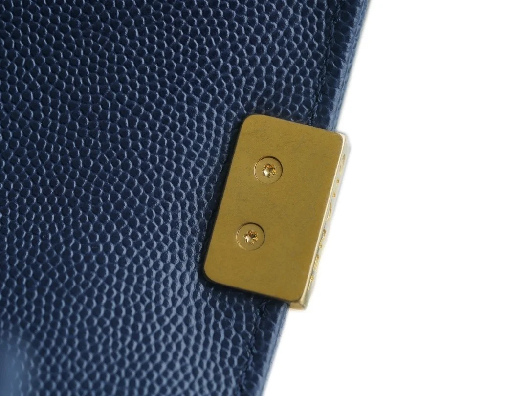 샤넬 보이백 미디엄 다크 블루 금장 캐비어