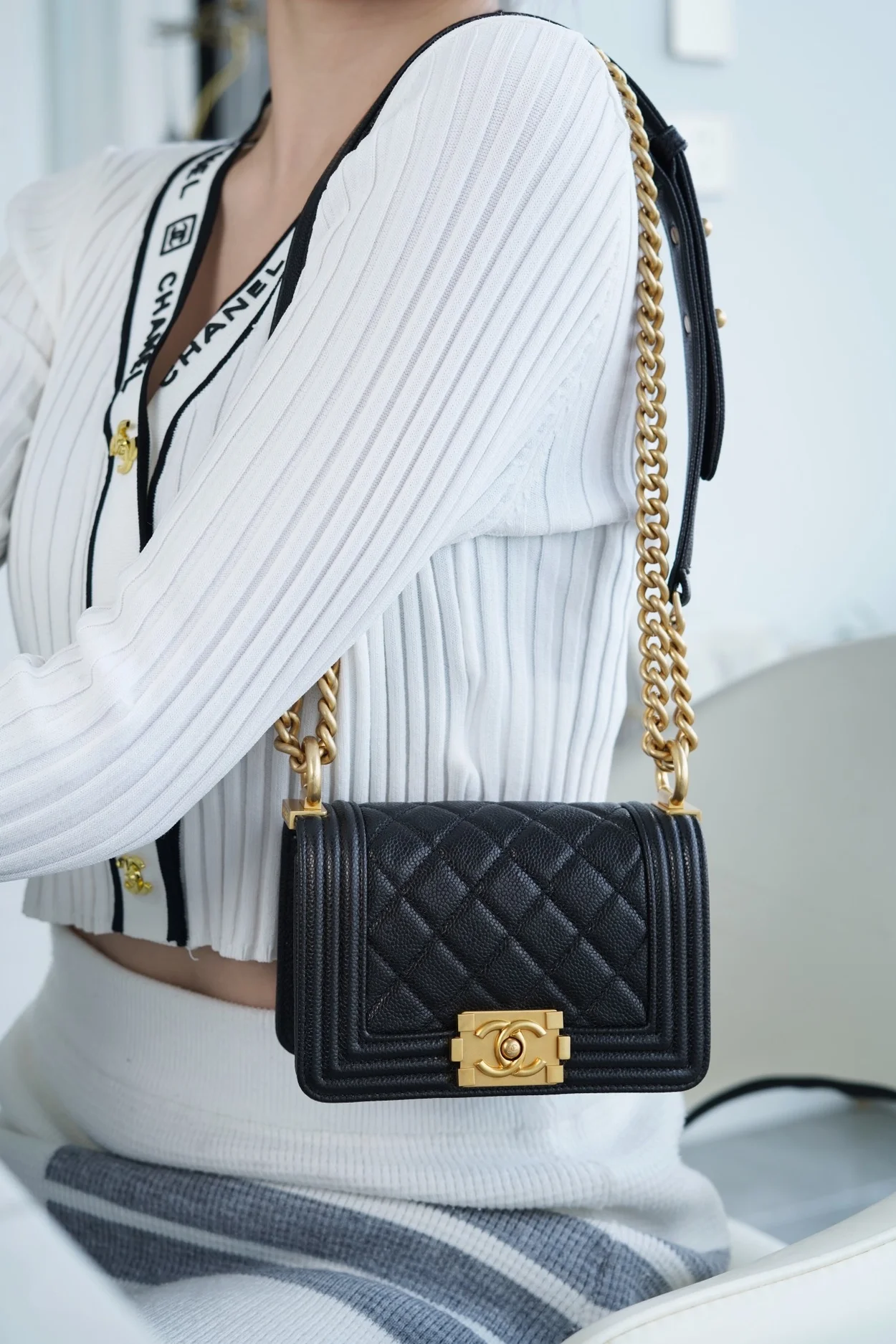 샤넬 보이백 미디엄 다크 블루 금장 캐비어