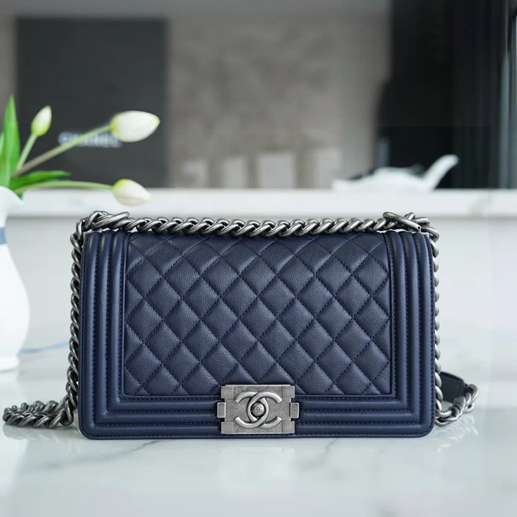 샤넬 보이백 미디엄 다크 블루 은장 캐비어