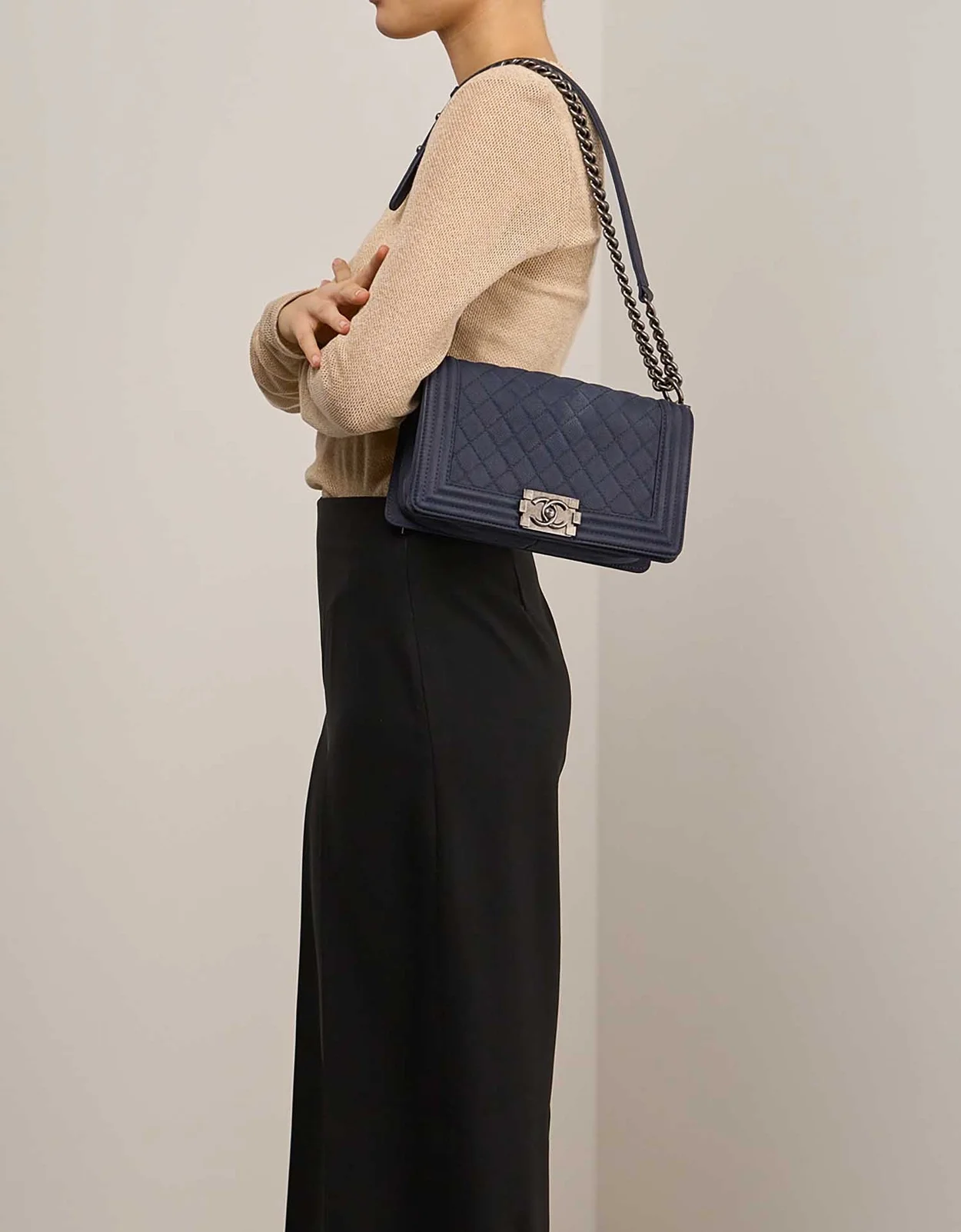 샤넬 보이백 미디엄 다크 블루 은장 캐비어